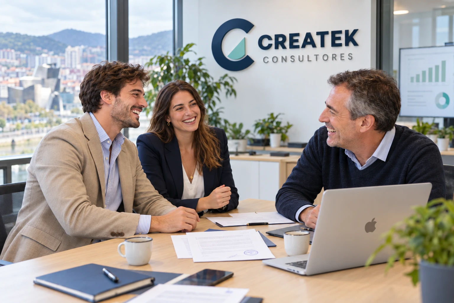 Equipo de Createk Consultores atendiendo a un cliente en su oficina de Bilbao
